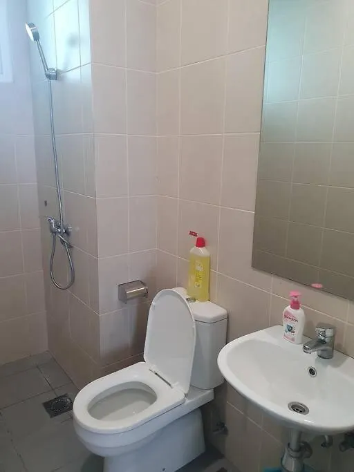 Southbay Seaview Condo A10 #10Minqueensbay #15Minspice 바얀레파스 아파트