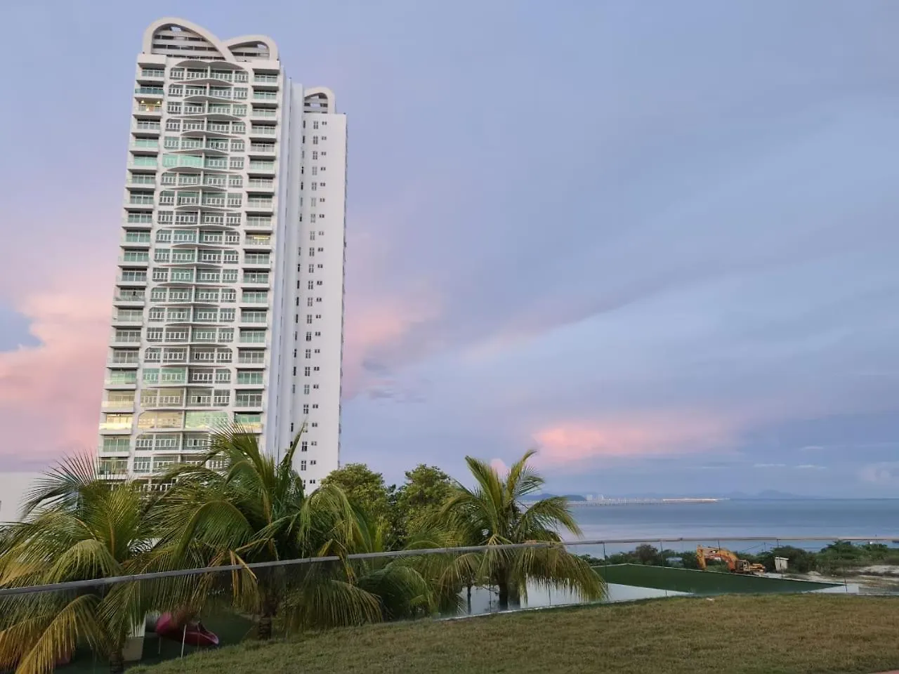 Southbay Seaview Condo A10 #10Minqueensbay #15Minspice 바얀레파스 아파트